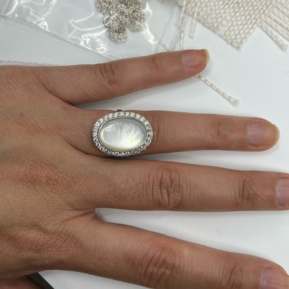 Vintage Mother-of-Pearl Oval Ring with Cubic Zirconia Halo – Size 7 - Picture 15 of 16